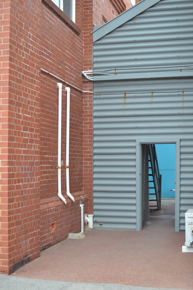 Connection between buildings